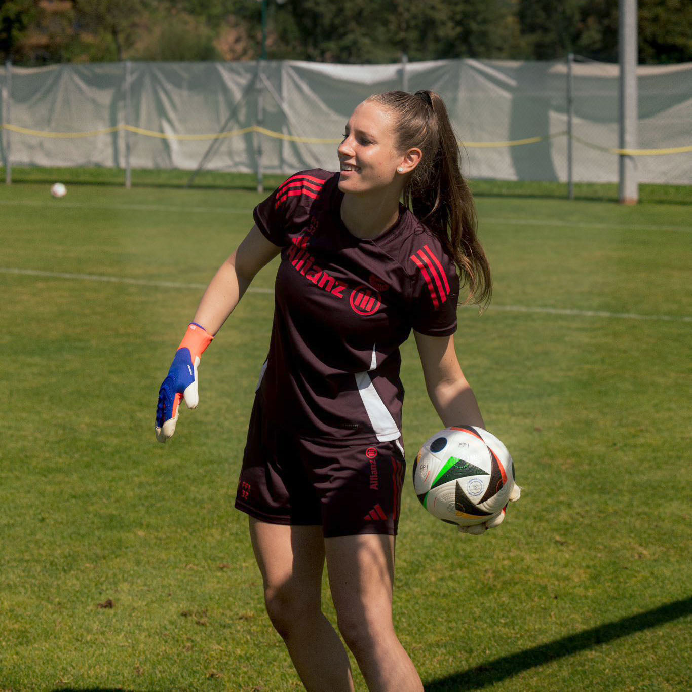 Ganzkörperaufnahme von Ena Mahmutovic auf dem Rasen, Keeperin beim FC Bayern München