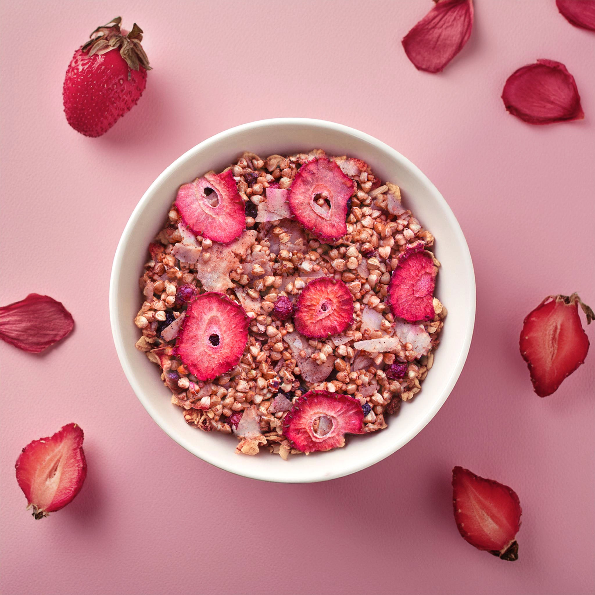 Weiße Schüssel gefüllt mit dem Upgreat Erdbeer-Kirsch Granola