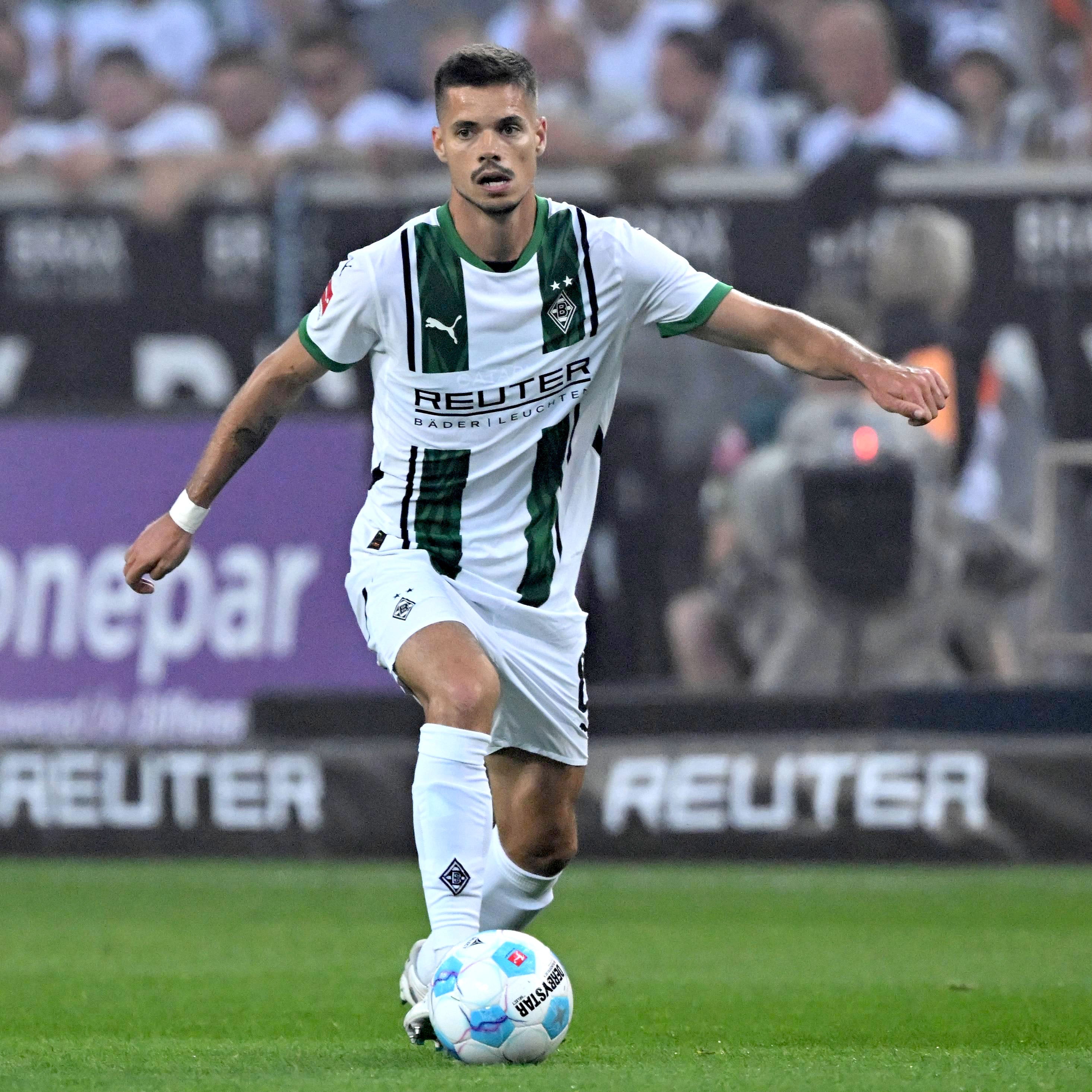 Ganzkörperaufnahme von Julian Weigl im Trikot auf dem Rasen, Mittelfeldspieler bei Borussia Mönchengladbach