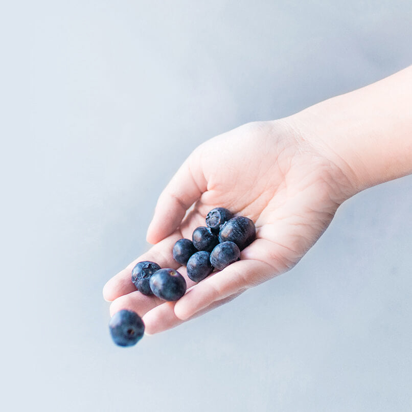 Hand mit Blaubeeren