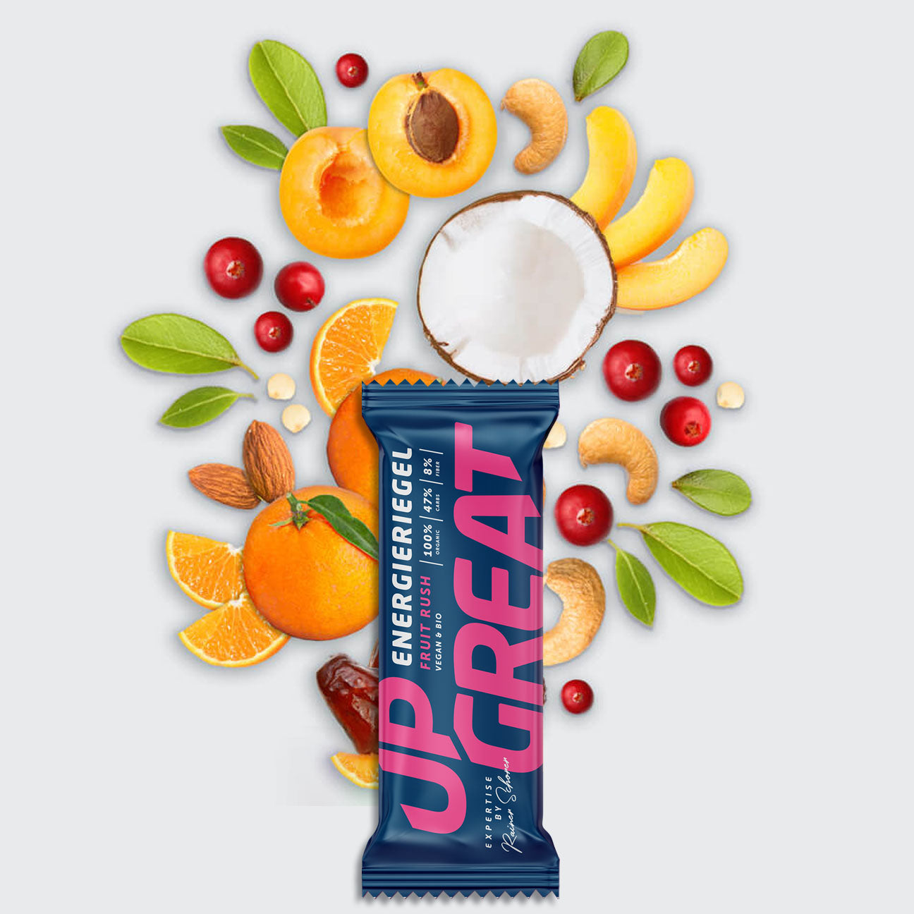 Abbildung vom Upgreat-Bio-Energieriegl mit allen enthaltenen Inhaltsstoffen im Hintergrund. 