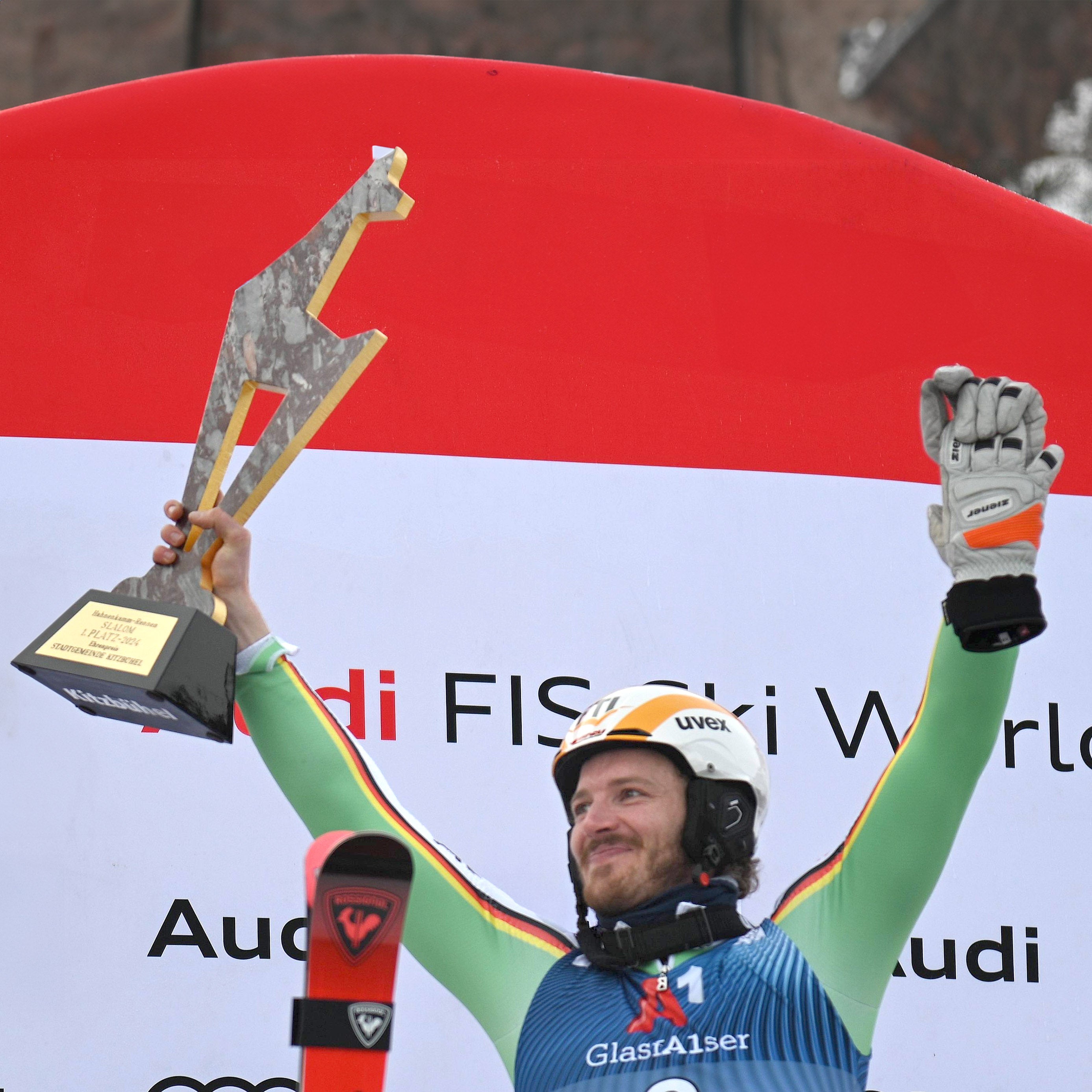 Portrait von dem Skirennfahrer, Linus Strasser mit Pokal in der Hand. 