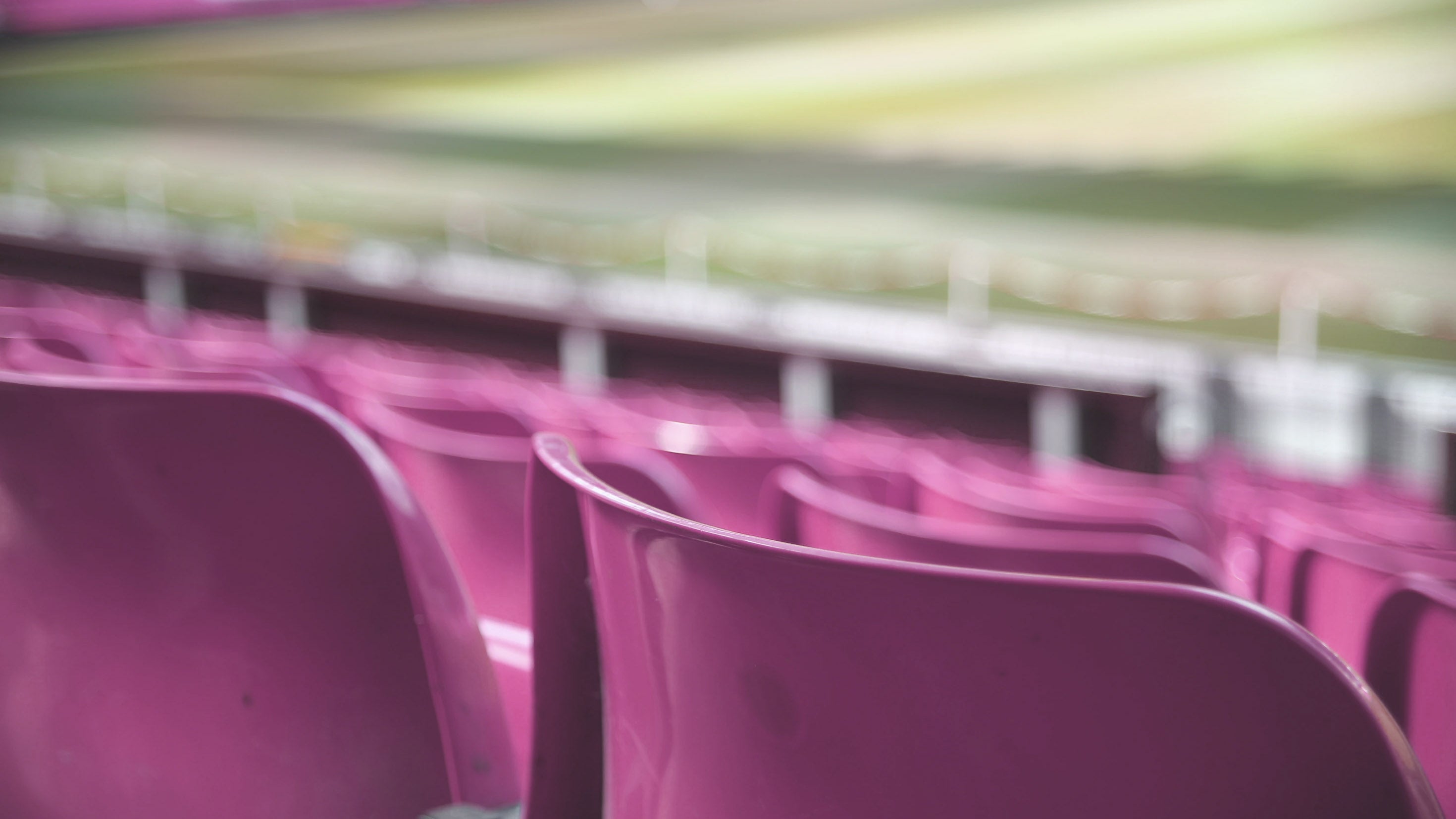 Nahaufnahme der Sitzpätze einer Tribüne 